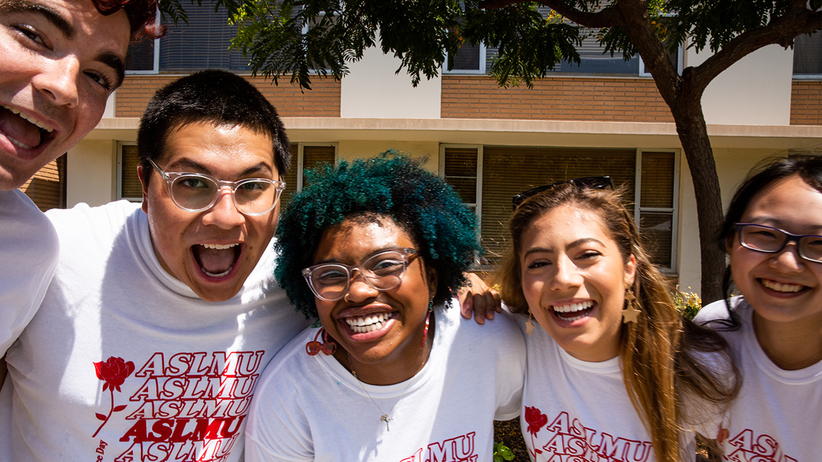 students wearing ASLMU shirts